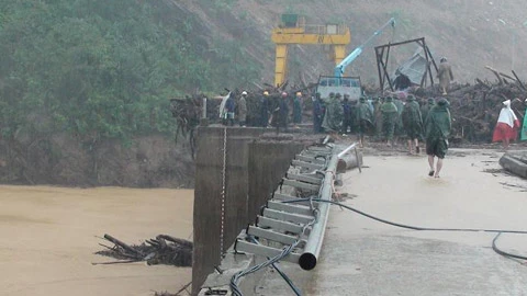 Lũ miền Trung: Nhà ngập nóc, 11 người chết ảnh 4