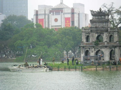 Trực tiếp quây bắt Rùa hồ Gươm: Cụ đã vào "lồng" ảnh 7 Trực tiếp quây bắt Rùa hồ Gươm: Cụ đã vào "lồng" ảnh 7