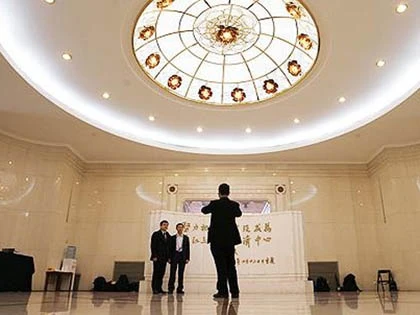 Đại biểu Quốc hội Trung Quốc bị cấm ăn tôm hùm, vi cá mập ảnh 1