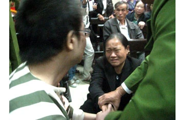 15 phút điện thoại của mẹ con tử tù Nguyễn Đức Nghĩa ảnh 1