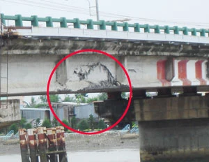 Điểm bong tróc trên dầm cầu Mương Chuối sau vụ va đập. Ảnh: V.THUẬT