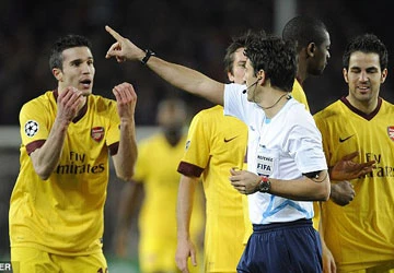 Barcelona - Arsenal (3-1): Trọng tài giết chết trận đấu ảnh 1