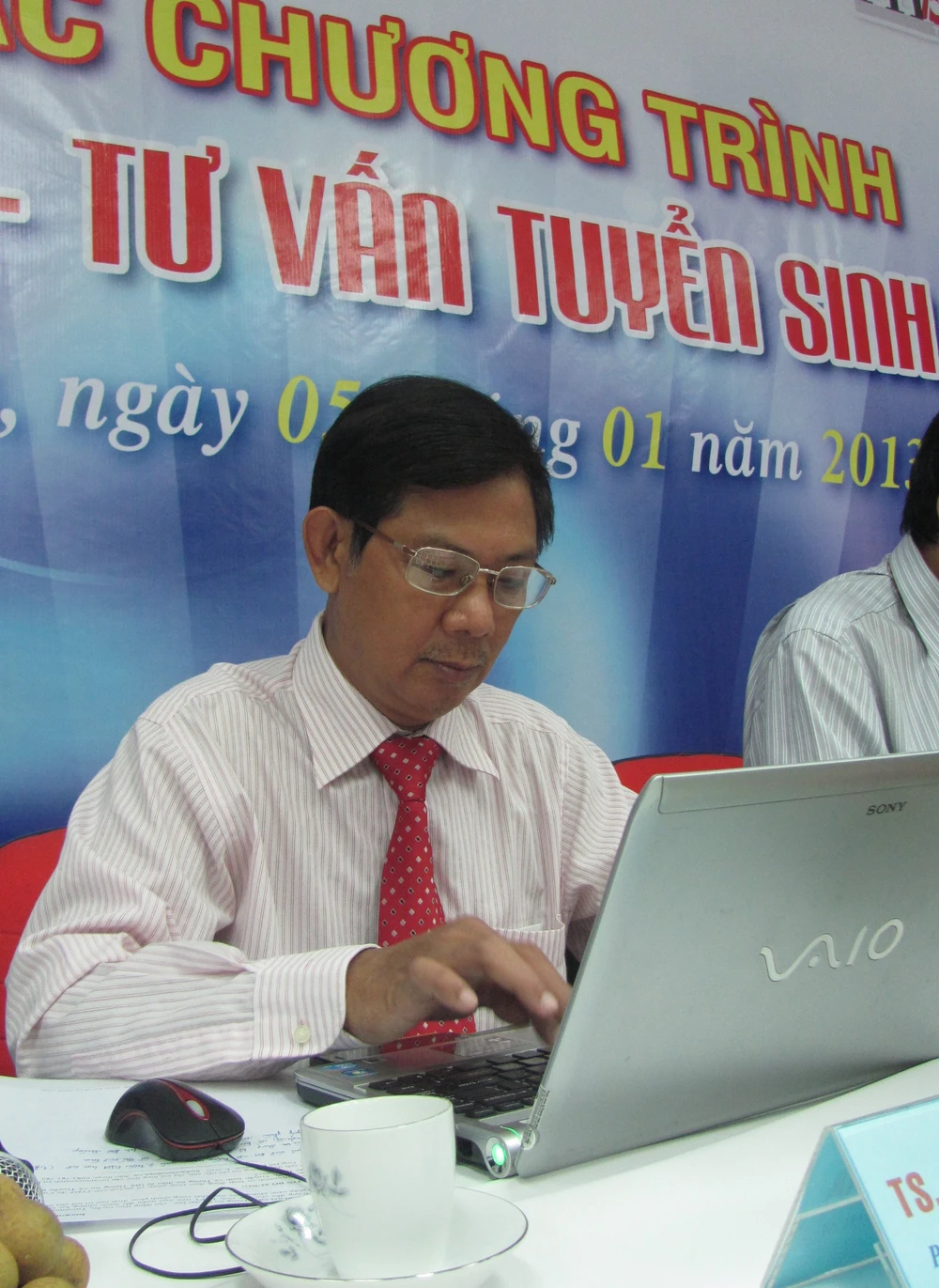 Khai mạc chương trình hướng nghiệp, tư vấn tuyển sinh CĐ - ĐH 2013 ảnh 4