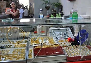 Đập tủ, cướp vàng giữa trung tâm thương mại ảnh 1