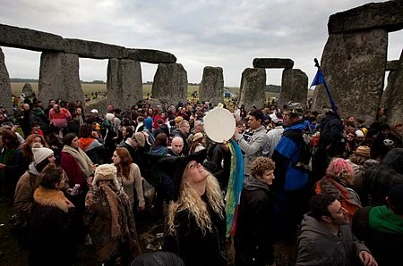 Đón bình minh ngày dài nhất trong năm tại Stonehenge ảnh 6