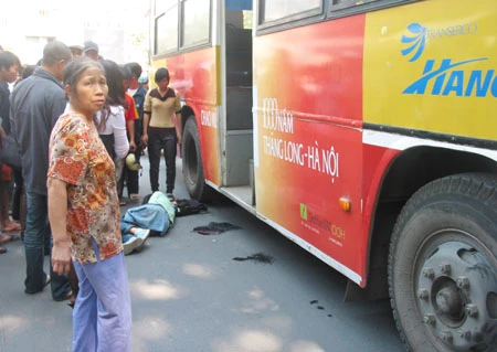 Cố nhảy lên xe buýt, nữ sinh viên bị cán nát đùi ảnh 1