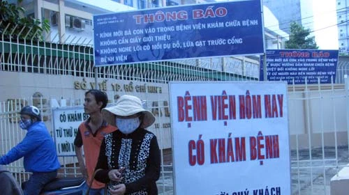 “Cò” bệnh viện bắt tay bác sĩ ảnh 1