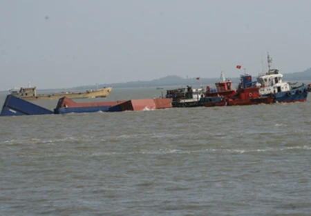 Tàu container Trường Hải Star chở 66 container bị chìm tại Vũng Tàu ảnh 2