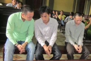 Xách mã tấu “dạo chơi”, chém người vô cớ ảnh 1