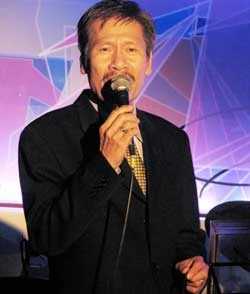 Ca sĩ-nhạc sĩ Từ Công Phụng lần đầu tiên được hát ca khúc của mình ngay trên Việt Nam sau hơn 30 năm xa quê. Ảnh: QT