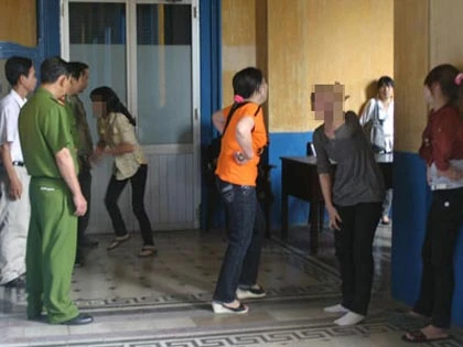 Đánh nhau ở tòa án, bị “hốt” về phường ảnh 2