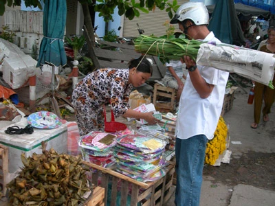 Không thể bỏ qua hoa, hương, vàng mã. (Ảnh: Khánh Hồng)
