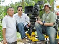 Victor Vũ (giữa) cùng quay phim Peter Soto (Mỹ) (phải) và trợ lý - Ảnh: Đạo Diễn Cung Cấp