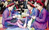 Các liền chị têm trầu mời khách trẩy hội.