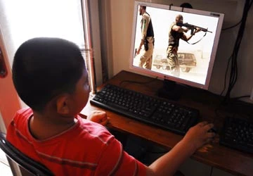 Trẻ con xem phim người lớn: Từ mê đến làm theo! ảnh 1