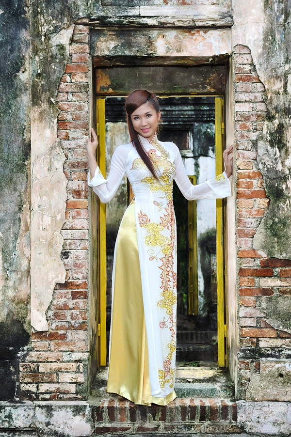 Thanh Trúc tư lự bên cổng đình ảnh 10