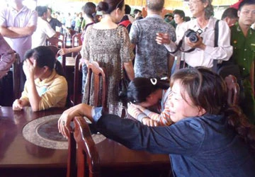 Vụ chìm tàu Dìn Ký: "Nhà tôi không còn đủ người chít khăn tang" ảnh 1