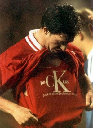 Cầu thủ ngày càng thích cởi áo bất chấp án phạt ảnh 3