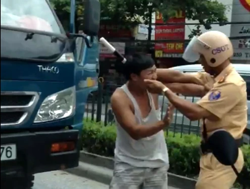 Cảnh sát giao thông tát tài xế xe tải giữa đường ảnh 1
