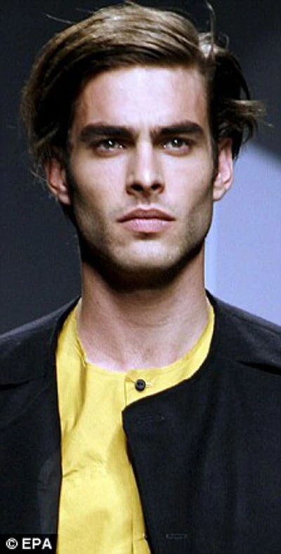 Madonna 51 tuổi tán tỉnh người mẫu 8X ảnh 2 Madonna 51 tuổi tán tỉnh người mẫu 8X ảnh 2