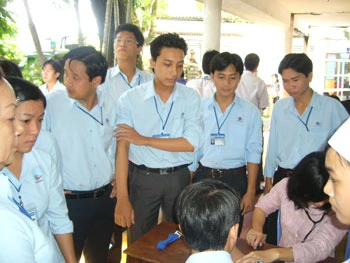 Nhiều người đang hiến máu tại hiện trường để cứu các nạn nhân. Ảnh: C.T.