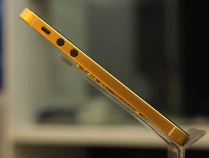 iPhone 5 mạ vàng, khảm hình rồng ở Việt Nam ảnh 6