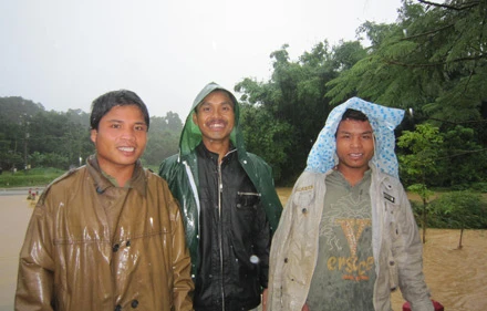 Bốn thanh niên xả thân cứu người trong lũ dữ ảnh 3