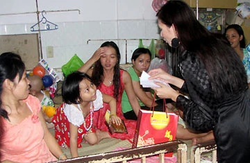 Hoàng Yến rạng rỡ làm việc thiện ảnh 3