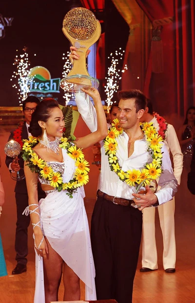 Minh Hằng thăng hoa trong đêm chung kết Bước nhảy Hoàn vũ ảnh 19