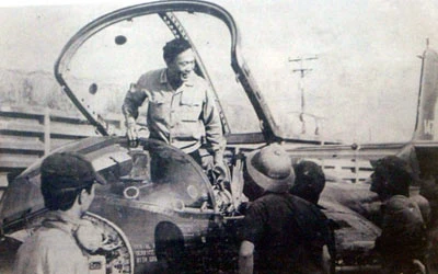 Thiếu tá Phạm Ngọc Lan tiếp nhận và lái thử thành công máy bay A37 của địch tại sân bay Đà Nẵng (1.4.1975).