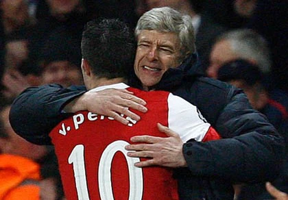 Wenger bất lực thừa nhận khó giữ chân Van Persie ảnh 1