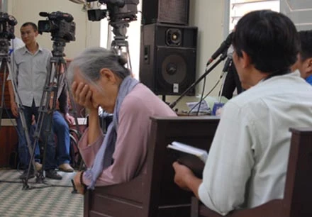 Trực tiếp phiên xử vụ án nhà báo Hoàng Hùng- phần 1: Bà Liễu bị chồng đánh trước khi đốt chồng? ảnh 18 Trực tiếp phiên xử vụ án nhà báo Hoàng Hùng- phần 1: Bà Liễu bị chồng đánh trước khi đốt chồng? ảnh 18