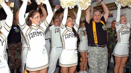 Cơn bệnh hoạn trong quân đội Mỹ ảnh 1