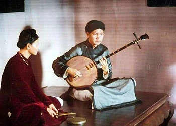 Đơn Dương (phải) trong một cảnh của phim "Mê thảo thời vang bóng". Ảnh: yxine