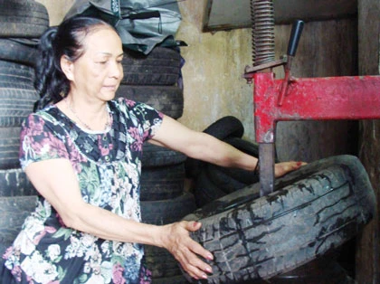 Bà Trà vá lốp ảnh 2