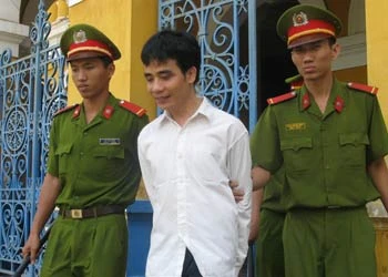 Cường tỏ vẻ "minh mẫn" hơn khi được dẫn giải về trại. Ảnh: Vũ Mai.