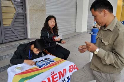 "Cò" nhộn nhịp quanh các quầy bán vé AFF Cup ảnh 4