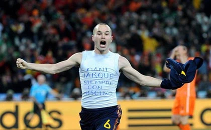 Cầu thủ ngày càng thích cởi áo bất chấp án phạt ảnh 6