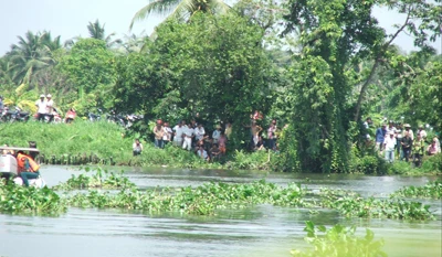 Hình ảnh cứu hộ trục vớt tàu Dìn Ký chìm trên sông Sài Gòn ngày 21-5-2011 ảnh 21