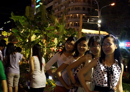 Chen lấn trên đường hoa Nguyễn Huệ ảnh 6