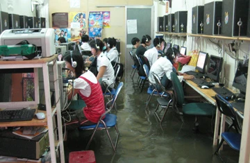Nước ngập vào một tiệm Internet trên đường D2 Văn Thánh Bắc (quận Bình Thạnh). Ảnh: AT Nước ngập vào một tiệm Internet trên đường D2 Văn Thánh Bắc (quận Bình Thạnh). Ảnh: AT