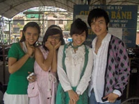 Dàn diễn viên trẻ trong phim Nữ sinh. Từ trái sang: Minh Phương, Ngọc Ánh, Thu Thảo và Trần Anh Hiếu.