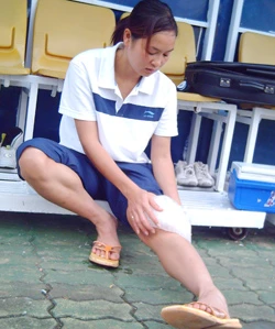 Bùi Thị Tuyết đau đớn với vết thương phải giã từ đội tuyển và cũng là giã từ bóng đá. Ảnh: NGUYỆT THANH