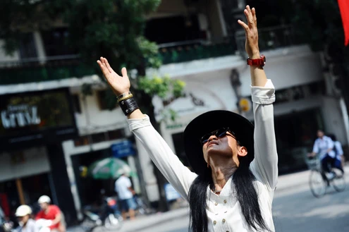 Đào Anh Khánh nhích từng cm quanh hồ Gươm ảnh 9