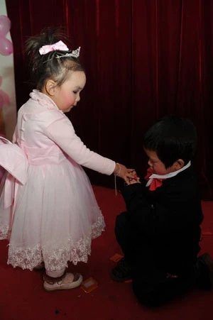 Đột nhập "đám cưới" tập thể của trẻ em ảnh 6