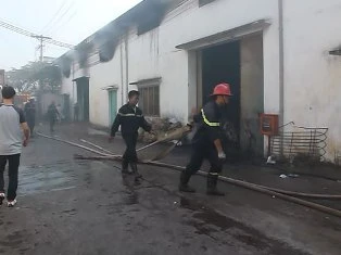 Cháy rụi xưởng sản xuất keo ảnh 1