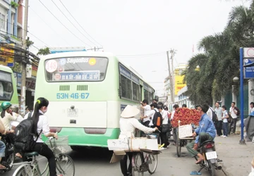 Hàng rong vây lấn cổng trường ảnh 2
