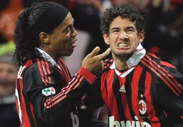 ĐT Brazil gạt bỏ Ronaldinho và Pato khỏi World Cup ảnh 1