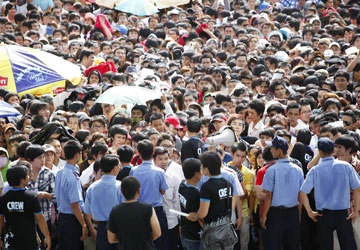 Chen nhau thử giọng dự thi Vietnam Idol ảnh 1