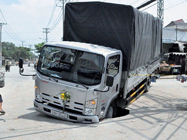 Thiệt hại vì sụp hố, đòi ai bồi thường? ảnh 1